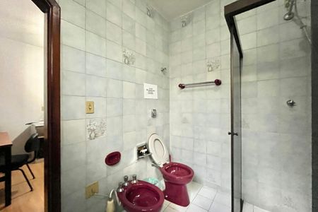Casa à venda com 246m², 4 quartos e 4 vagas Casa à venda com 246m², 4 quartos e 4 vagasBanheiro da Suíte 2
