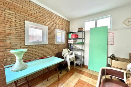 Casa à venda com 246m², 4 quartos e 4 vagas Casa à venda com 246m², 4 quartos e 4 vagasFundos