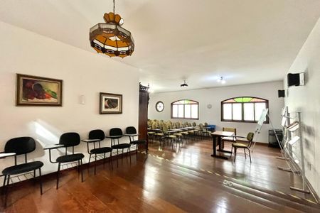 Casa à venda com 246m², 4 quartos e 4 vagas Casa à venda com 246m², 4 quartos e 4 vagasSala