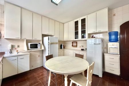 Casa à venda com 246m², 4 quartos e 4 vagas Casa à venda com 246m², 4 quartos e 4 vagasCozinha