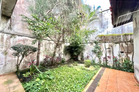 Casa à venda com 246m², 4 quartos e 4 vagas Casa à venda com 246m², 4 quartos e 4 vagasQuintal