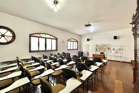 Casa à venda com 246m², 4 quartos e 4 vagas Casa à venda com 246m², 4 quartos e 4 vagasSala