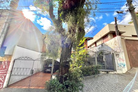 Casa à venda com 246m², 4 quartos e 4 vagas Casa à venda com 246m², 4 quartos e 4 vagasFachada