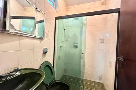 Casa à venda com 246m², 4 quartos e 4 vagas Casa à venda com 246m², 4 quartos e 4 vagasBanheiro da Suíte 1