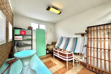 Casa à venda com 246m², 4 quartos e 4 vagas Casa à venda com 246m², 4 quartos e 4 vagasFundos