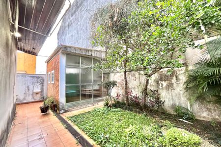 Casa à venda com 246m², 4 quartos e 4 vagas Casa à venda com 246m², 4 quartos e 4 vagasQuintal