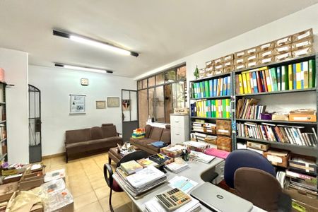 Casa à venda com 246m², 4 quartos e 4 vagas Casa à venda com 246m², 4 quartos e 4 vagasEscritório