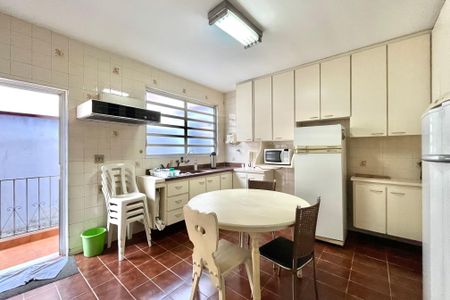 Casa à venda com 246m², 4 quartos e 4 vagas Casa à venda com 246m², 4 quartos e 4 vagasCozinha