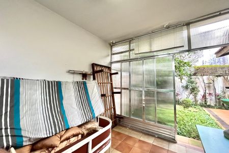 Casa à venda com 246m², 4 quartos e 4 vagas Casa à venda com 246m², 4 quartos e 4 vagasFundos