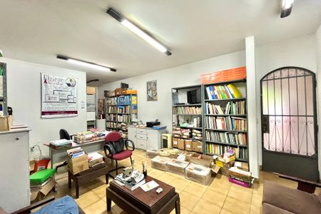 Casa à venda com 246m², 4 quartos e 4 vagas Casa à venda com 246m², 4 quartos e 4 vagasEscritório