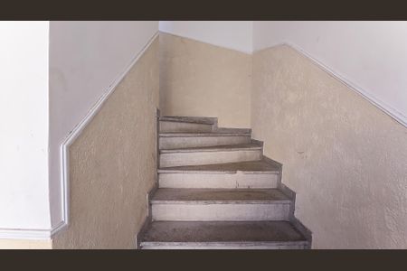 Apartamento à venda com 60m², 2 quartos e 1 vagaEscada