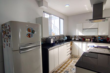 Casa à venda com 221m², 4 quartos e 5 vagas Casa à venda com 221m², 4 quartos e 5 vagasCozinha