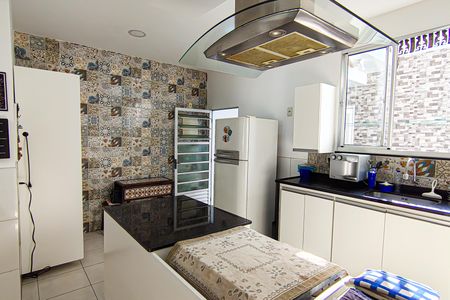 Casa à venda com 221m², 4 quartos e 5 vagas Casa à venda com 221m², 4 quartos e 5 vagasCozinha