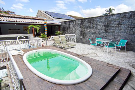 Casa à venda com 221m², 4 quartos e 5 vagas Casa à venda com 221m², 4 quartos e 5 vagasÁrea comum - Piscina