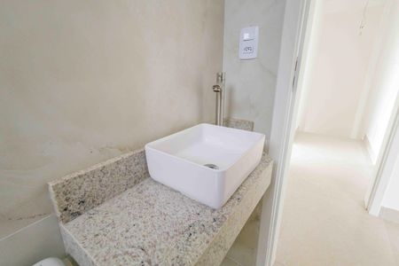 Casa à venda com 212m², 4 quartos e 3 vagas Casa à venda com 212m², 4 quartos e 3 vagasBanheiro da Suíte 2