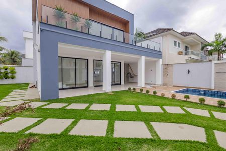 Casa à venda com 212m², 4 quartos e 3 vagas Casa à venda com 212m², 4 quartos e 3 vagasÁrea Externa