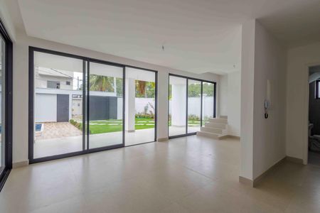 Casa à venda com 212m², 4 quartos e 3 vagas Casa à venda com 212m², 4 quartos e 3 vagasSala