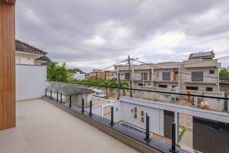 Casa à venda com 212m², 4 quartos e 3 vagas Casa à venda com 212m², 4 quartos e 3 vagasVaranda da Suíte 1