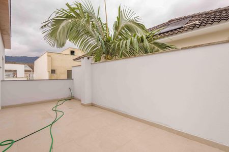 Casa à venda com 212m², 4 quartos e 3 vagas Casa à venda com 212m², 4 quartos e 3 vagasVaranda da Suíte 1