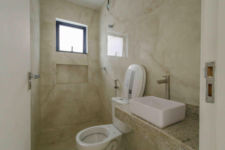 Casa à venda com 212m², 4 quartos e 3 vagas Casa à venda com 212m², 4 quartos e 3 vagasBanheiro da Suíte 4