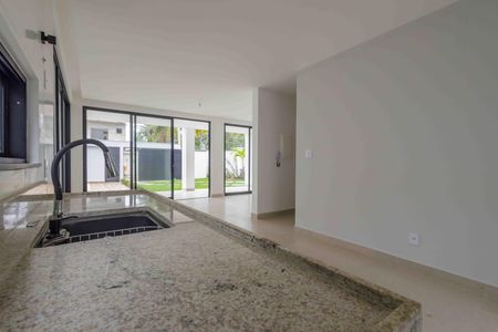 Casa à venda com 212m², 4 quartos e 3 vagas Casa à venda com 212m², 4 quartos e 3 vagasCozinha