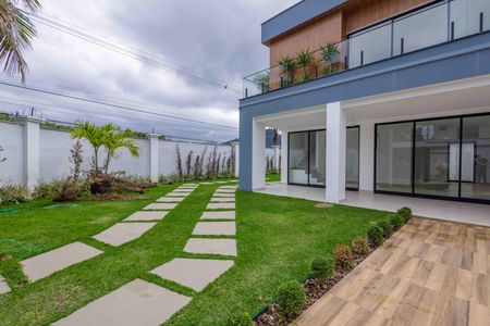 Casa à venda com 212m², 4 quartos e 3 vagas Casa à venda com 212m², 4 quartos e 3 vagasÁrea Externa
