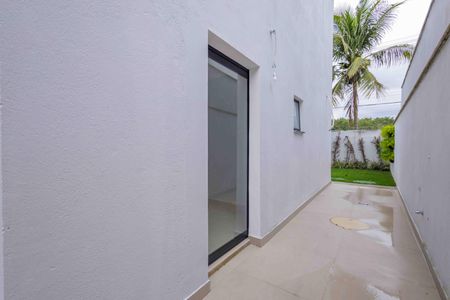 Casa à venda com 212m², 4 quartos e 3 vagas Casa à venda com 212m², 4 quartos e 3 vagasÁrea Externa