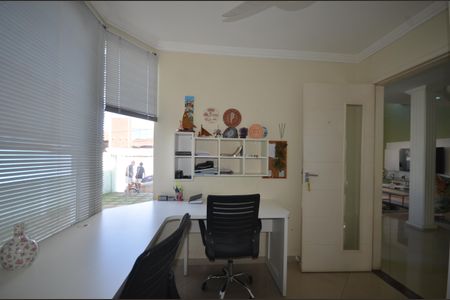 Casa de condomínio para alugar com 400m², 3 quartos e 4 vagasEscritório