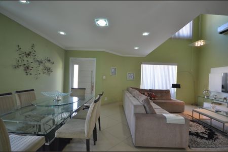 Casa de condomínio para alugar com 400m², 3 quartos e 4 vagasSala