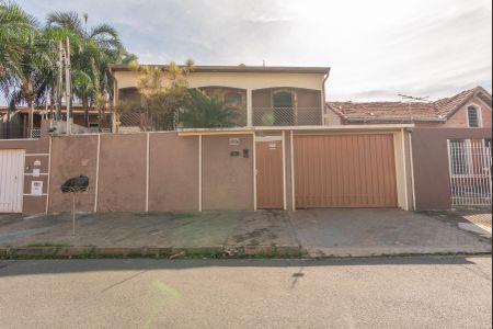 Casa à venda com 200m², 3 quartos e 3 vagas Casa à venda com 200m², 3 quartos e 3 vagasFachada