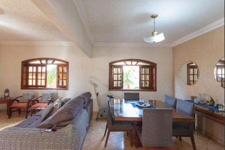 Casa à venda com 200m², 3 quartos e 3 vagas Casa à venda com 200m², 3 quartos e 3 vagasSala