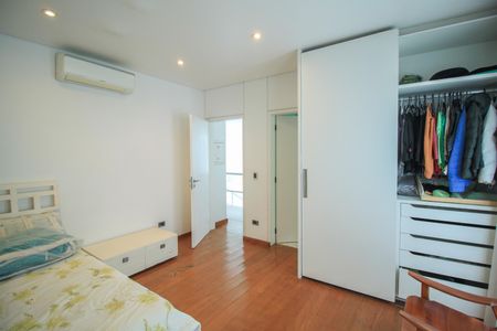 Casa à venda com 320m², 4 quartos e 4 vagas Casa à venda com 320m², 4 quartos e 4 vagasSuíte 2