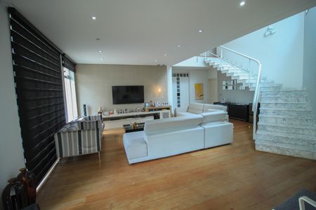 Casa à venda com 320m², 4 quartos e 4 vagas Casa à venda com 320m², 4 quartos e 4 vagasSala