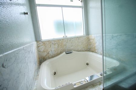 Casa à venda com 320m², 4 quartos e 4 vagas Casa à venda com 320m², 4 quartos e 4 vagasBanheiro da Suíte 1