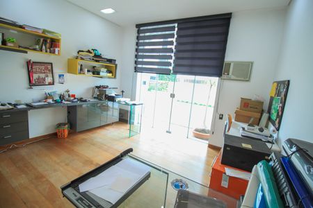 Casa à venda com 320m², 4 quartos e 4 vagas Casa à venda com 320m², 4 quartos e 4 vagasEscritório