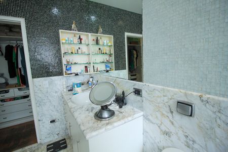 Casa à venda com 320m², 4 quartos e 4 vagas Casa à venda com 320m², 4 quartos e 4 vagasBanheiro da Suíte 1