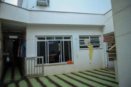 Casa à venda com 320m², 4 quartos e 4 vagas Casa à venda com 320m², 4 quartos e 4 vagasQuintal