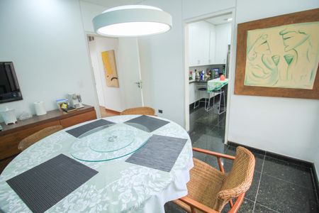 Casa à venda com 320m², 4 quartos e 4 vagas Casa à venda com 320m², 4 quartos e 4 vagasCopa