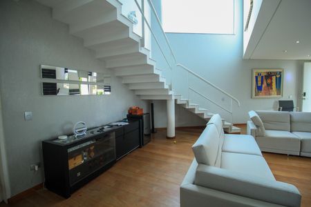 Casa à venda com 320m², 4 quartos e 4 vagas Casa à venda com 320m², 4 quartos e 4 vagasSala