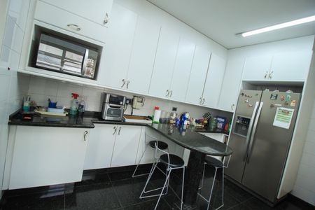 Casa à venda com 320m², 4 quartos e 4 vagas Casa à venda com 320m², 4 quartos e 4 vagasCozinha