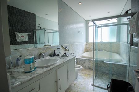 Casa à venda com 320m², 4 quartos e 4 vagas Casa à venda com 320m², 4 quartos e 4 vagasBanheiro da Suíte 1