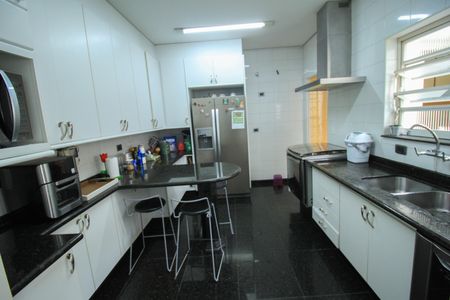 Casa à venda com 320m², 4 quartos e 4 vagas Casa à venda com 320m², 4 quartos e 4 vagasCozinha