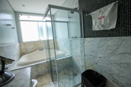 Casa à venda com 320m², 4 quartos e 4 vagas Casa à venda com 320m², 4 quartos e 4 vagasBanheiro da Suíte 1