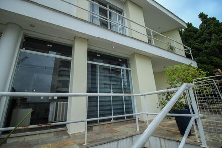 Casa à venda com 320m², 4 quartos e 4 vagas Casa à venda com 320m², 4 quartos e 4 vagasFachada