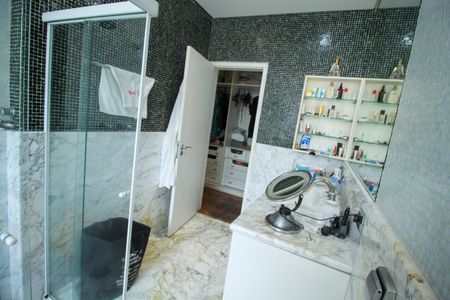 Casa à venda com 320m², 4 quartos e 4 vagas Casa à venda com 320m², 4 quartos e 4 vagasBanheiro da Suíte 1