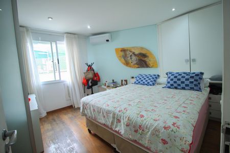 Casa à venda com 320m², 4 quartos e 4 vagas Casa à venda com 320m², 4 quartos e 4 vagasSuíte 1