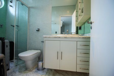 Casa à venda com 320m², 4 quartos e 4 vagas Casa à venda com 320m², 4 quartos e 4 vagasBanheiro da Suíte 3