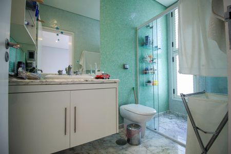 Casa à venda com 320m², 4 quartos e 4 vagas Casa à venda com 320m², 4 quartos e 4 vagasBanheiro da Suíte 2