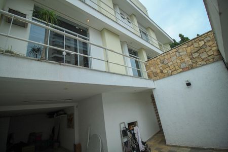 Casa à venda com 320m², 4 quartos e 4 vagas Casa à venda com 320m², 4 quartos e 4 vagasFachada