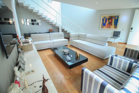 Casa à venda com 320m², 4 quartos e 4 vagas Casa à venda com 320m², 4 quartos e 4 vagasSala